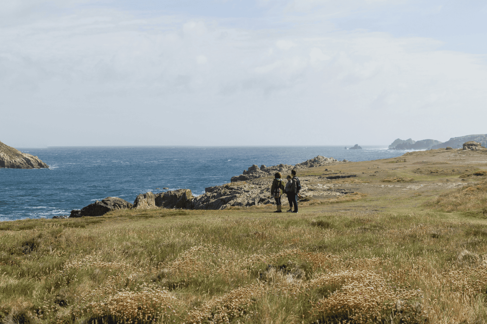 Groupe de randonneurs sur le sentier côtier d’Ouessant avec vue sur l’océan
