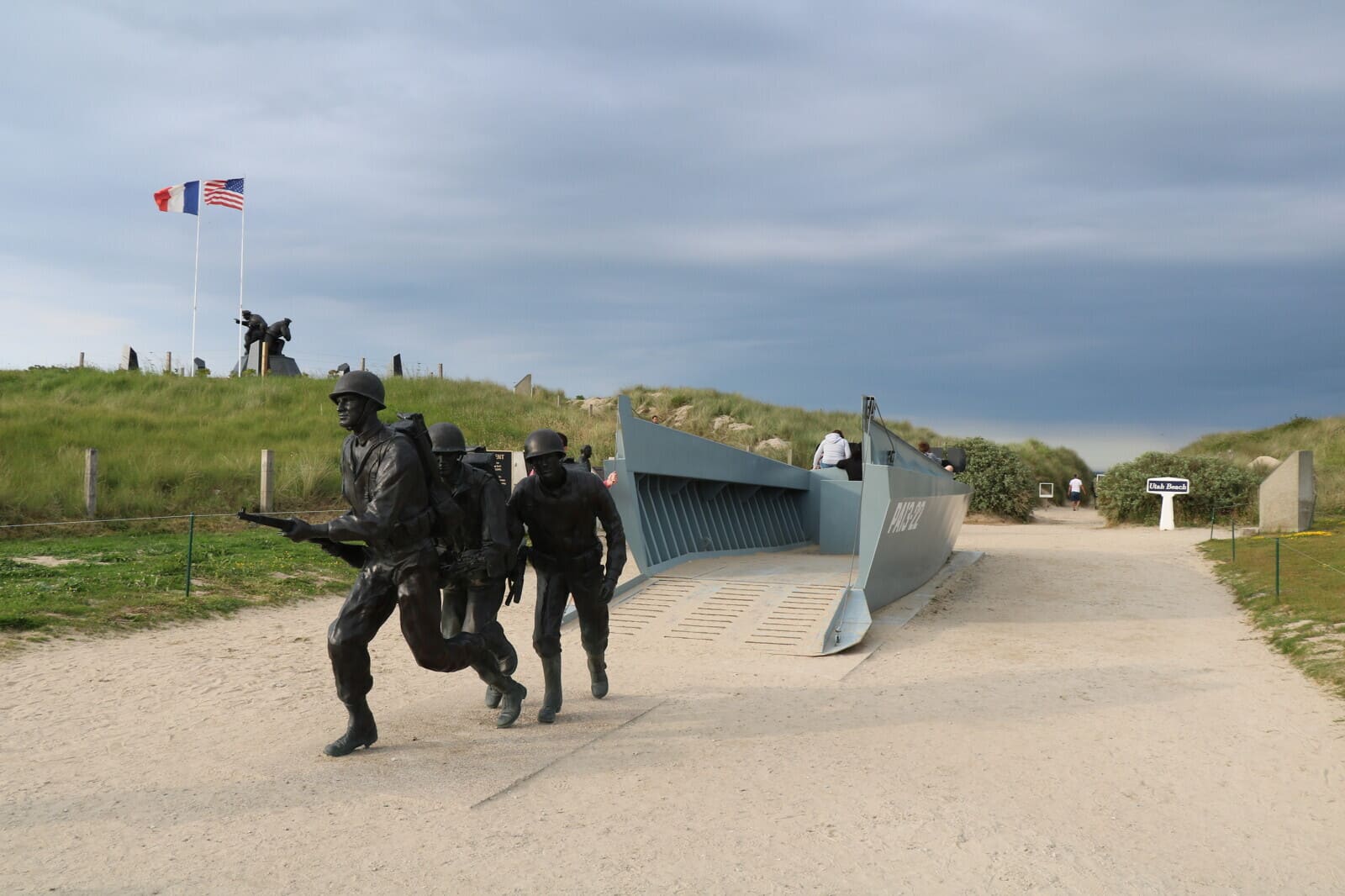 Statues de soldats américains sur Utah Beach avec drapeaux français et américain