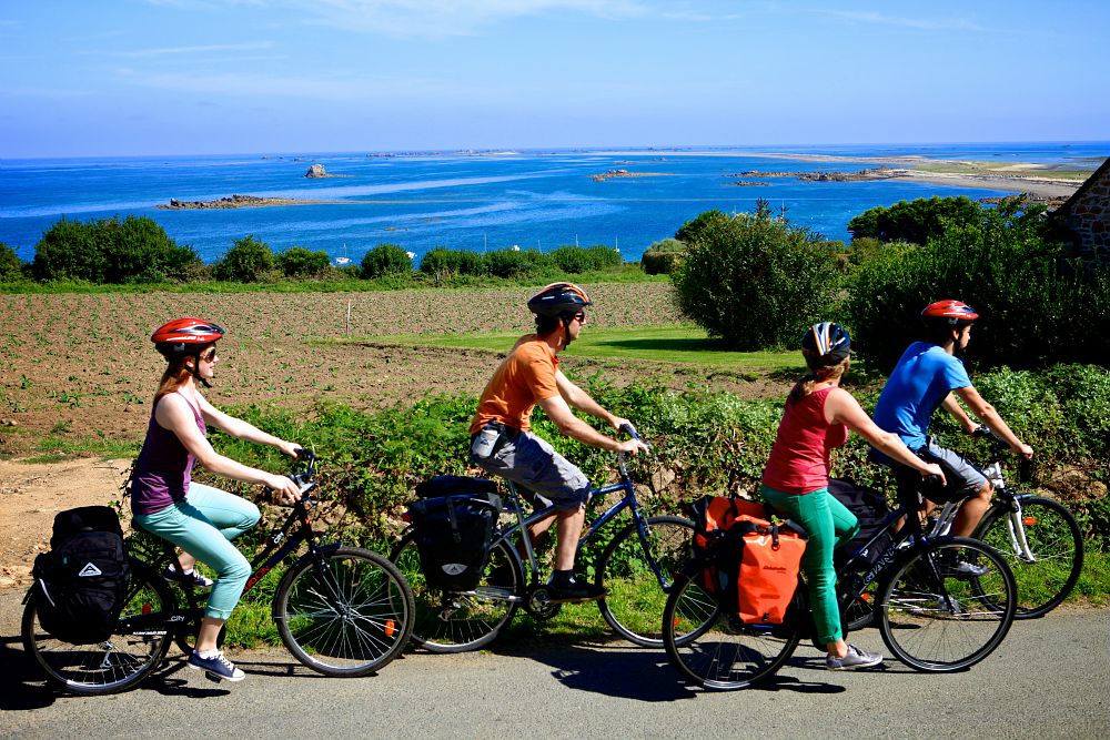 Circuit vélo accompagné - groupe de randonneurs à vélo