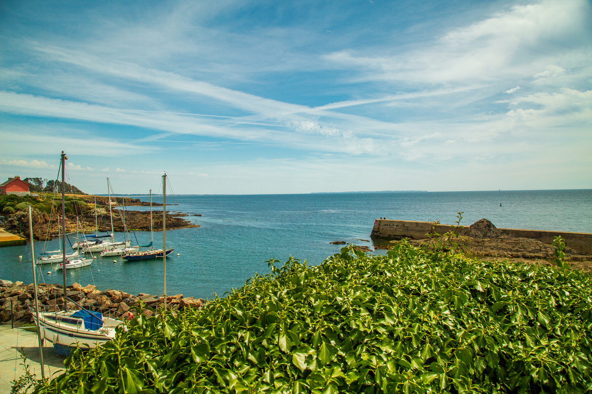 Vue sur les bateaux à quai et l’océan à Doëlan