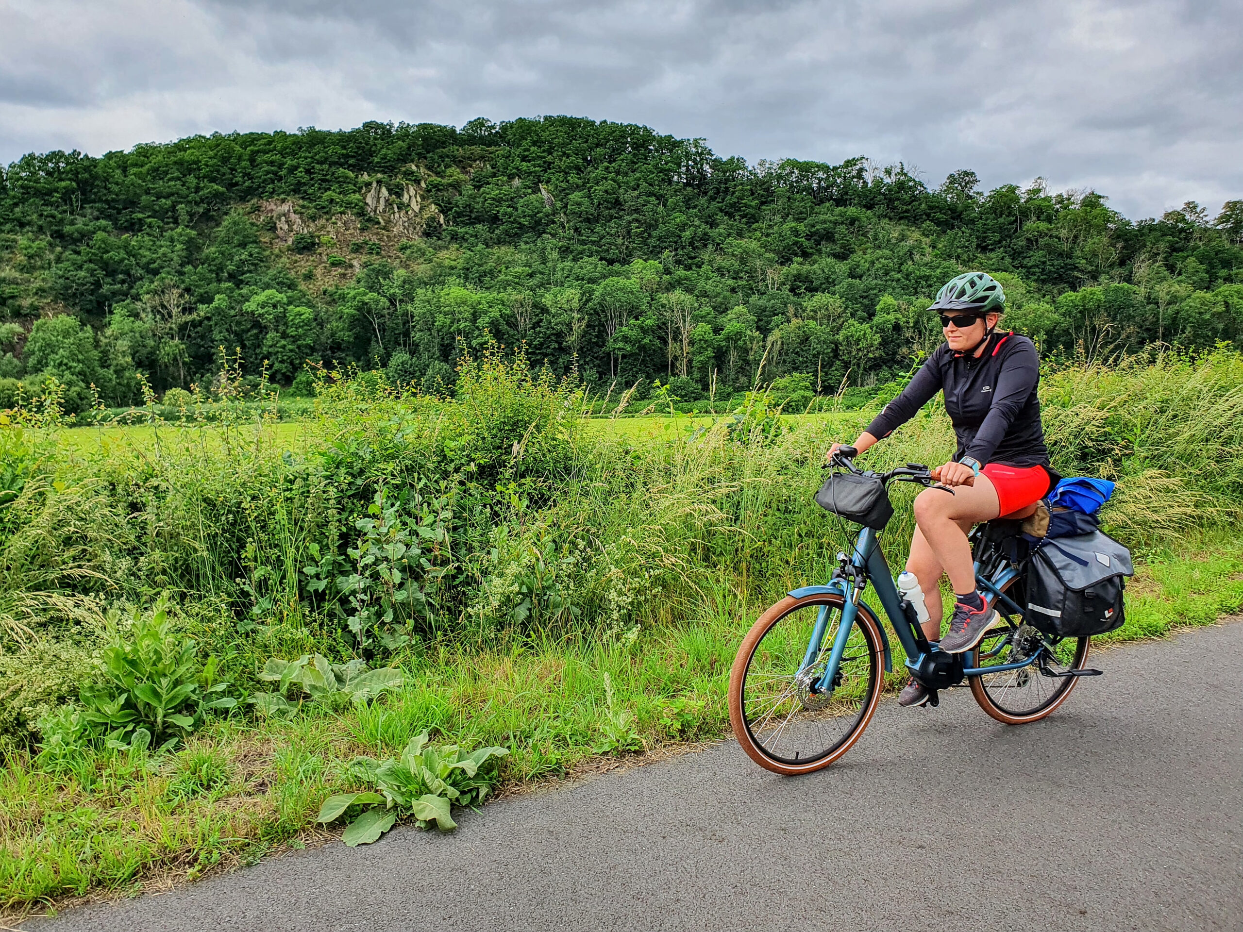 Cycliste sur une voie verte en Suisse Normande à vélo