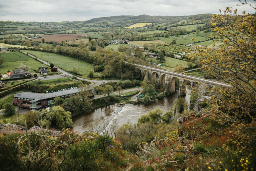 Vue aérienne du viaduc de Clécy et des méandres de l’Orne