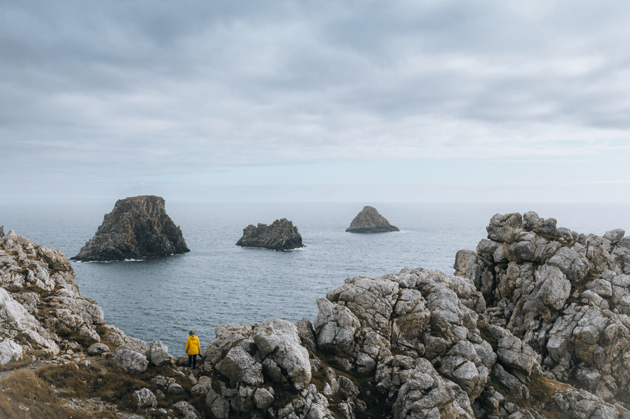 Photo de la pointe de pen hir, un randonneur contemple les falaises et la mer 