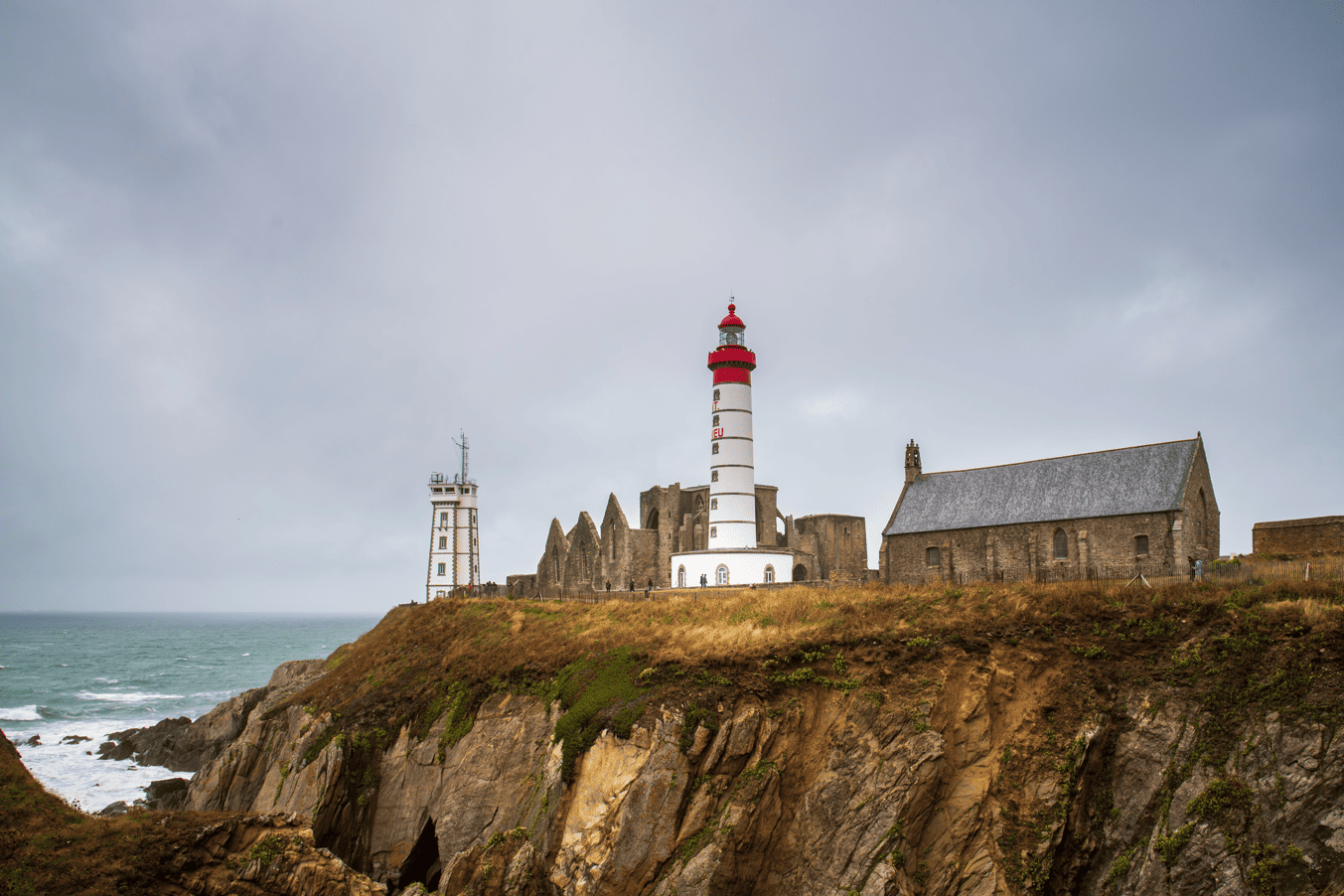 Phare de Saint-Mathieu avec un temps gris. paysage cote bretonne 