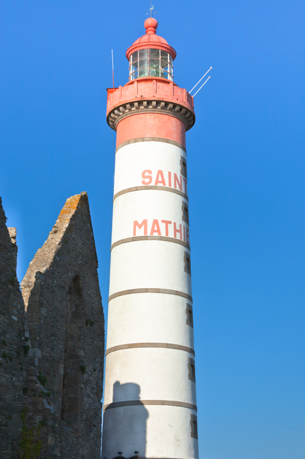 Photo du phare de Saint-Mathieu - Environnement ensoleillé. paysage cote bretonne 