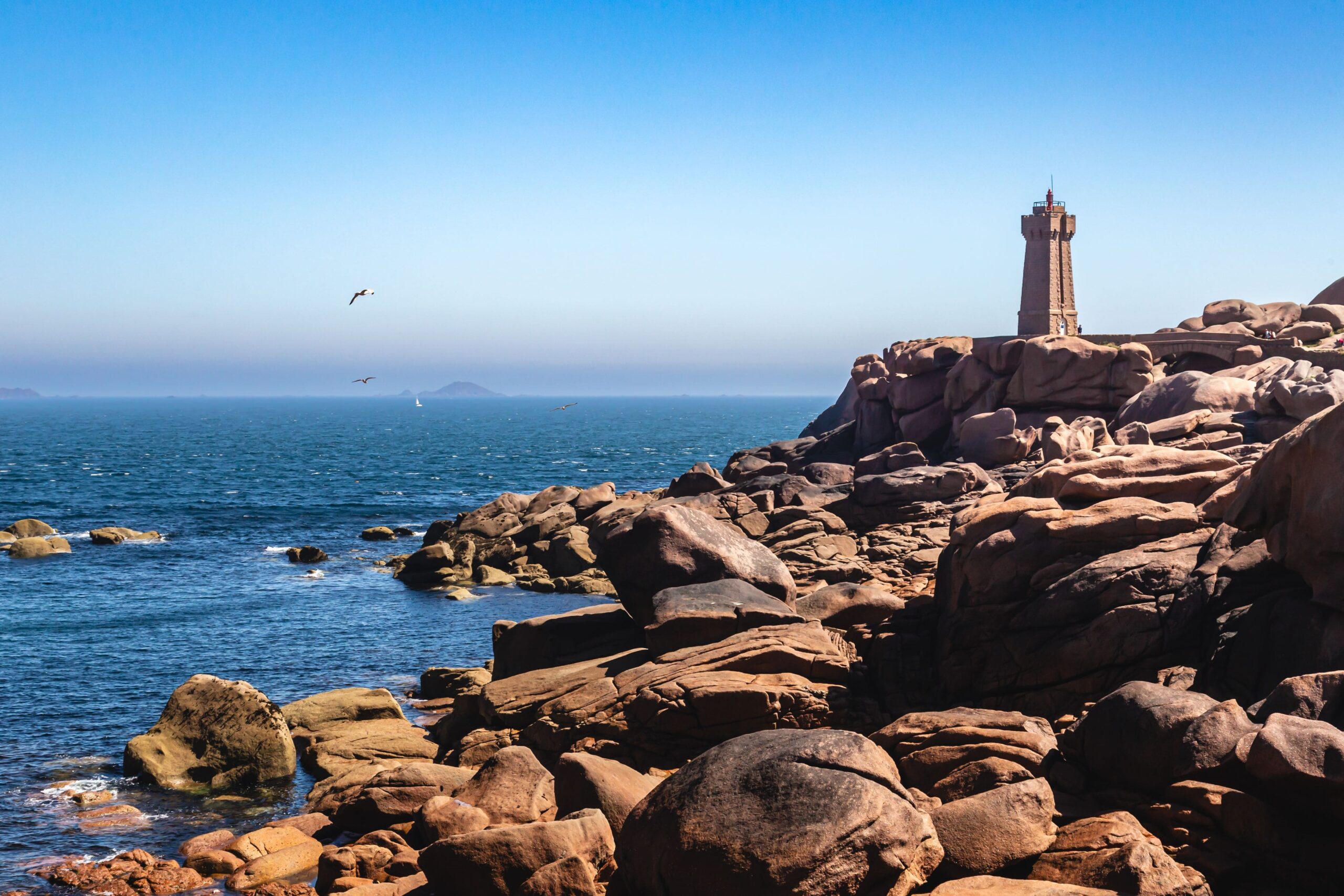 Ploumana'ch avec le phare de Mean Ruz