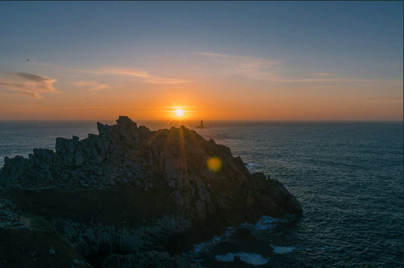 Pointe du Raz, levé du soleil. paysage cote bretonne 