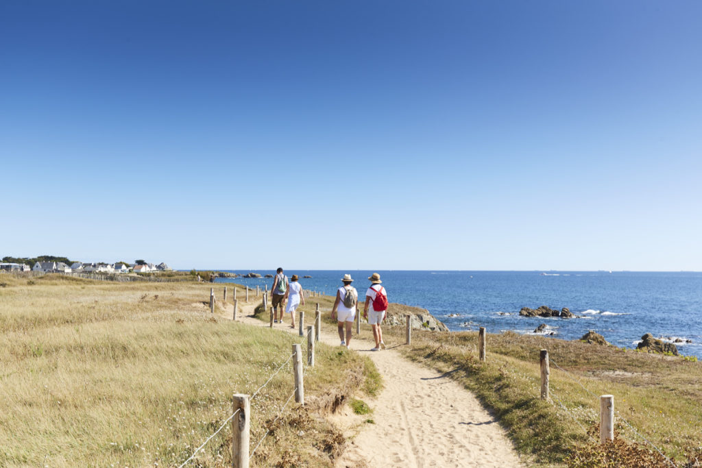 Randonneurs en pleine balade sur le sentier de la Presqu'île de Guérande