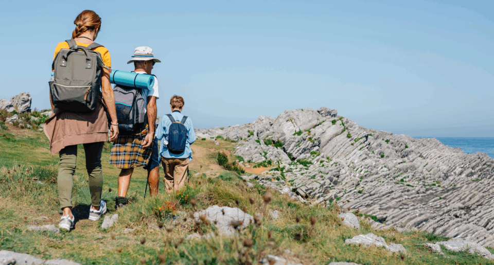 Famille en séjour randonnée en Bretagne