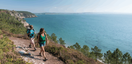 Randonneurs sur le sentier des Douaniers marchant et admirant la vue