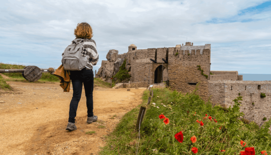 La Bretagne en 4 Jours : Randonneuse au Fort-La-Latte