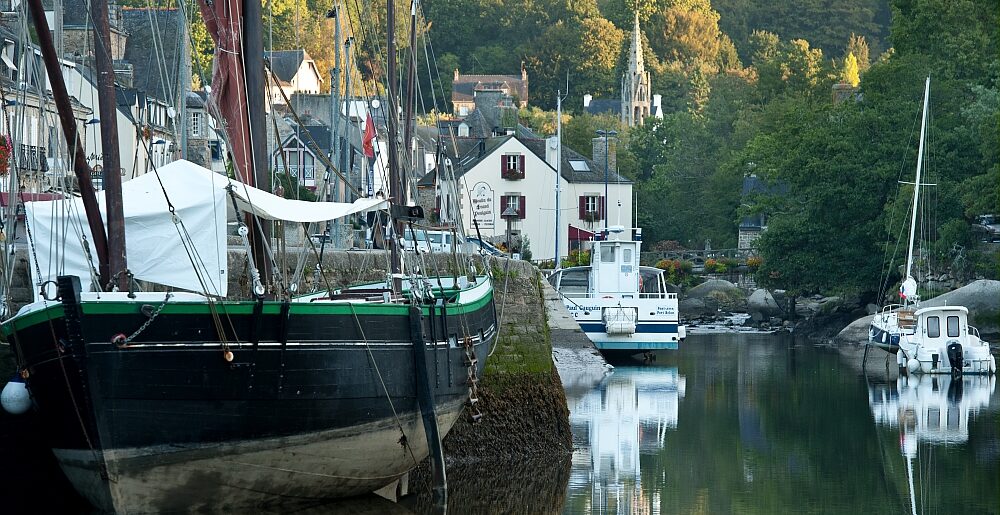 GR34 : Photo de la rivière Pont-Aven avec ses bateaux typiques