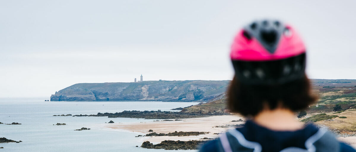 Randonneuse à vélo observant l'horizon