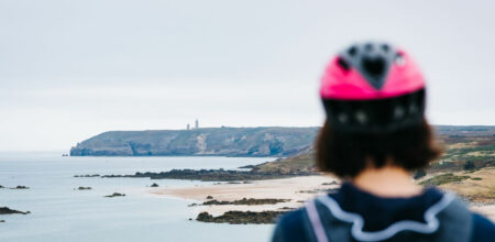 Randonneuse à vélo observant l'horizon