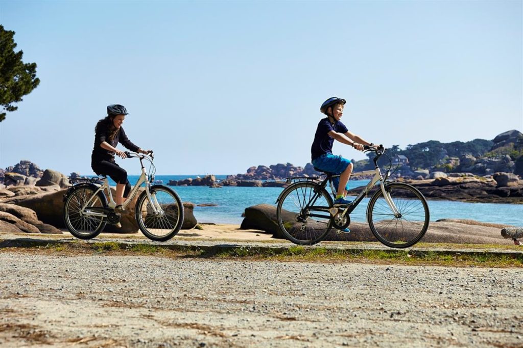 Bretagne Nord à vélo : Photo d'adolescents faisant du vélo sur les sentiers du Grand Ouest 

