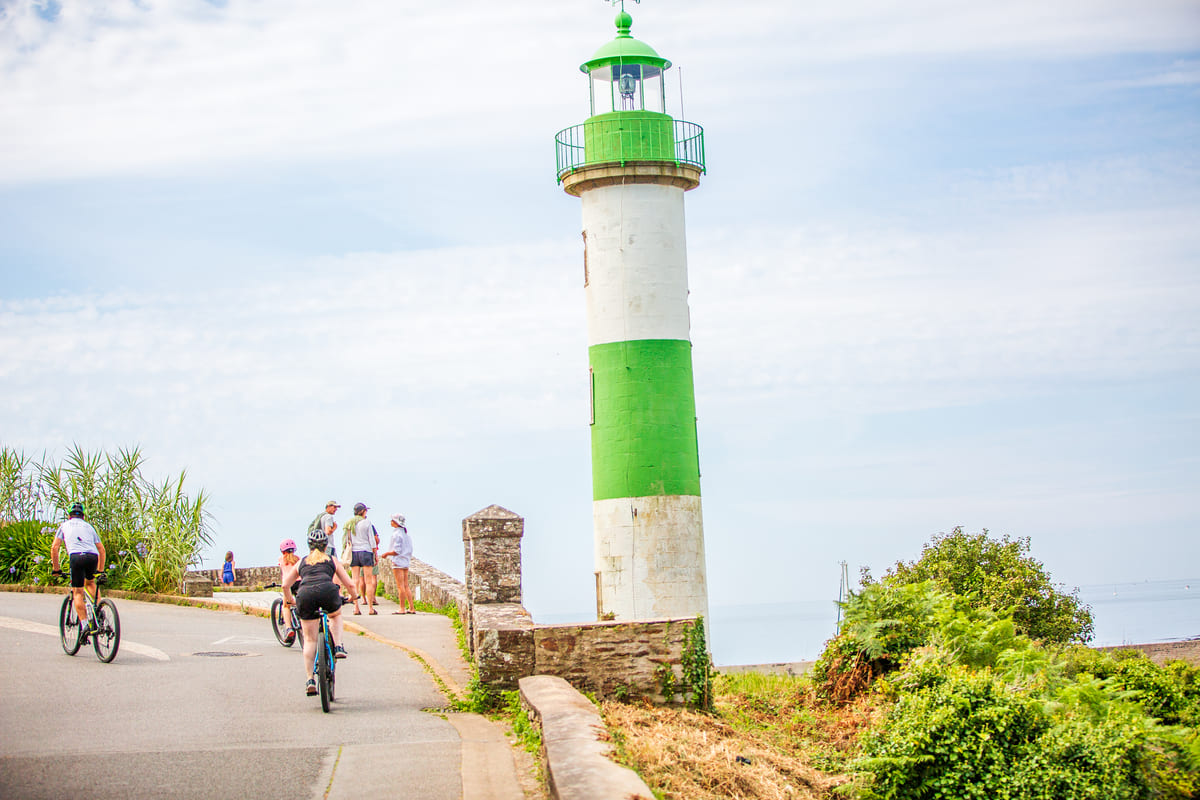 Phare vert de Doëlan aval avec randonneurs et cyclistes sur le GR34