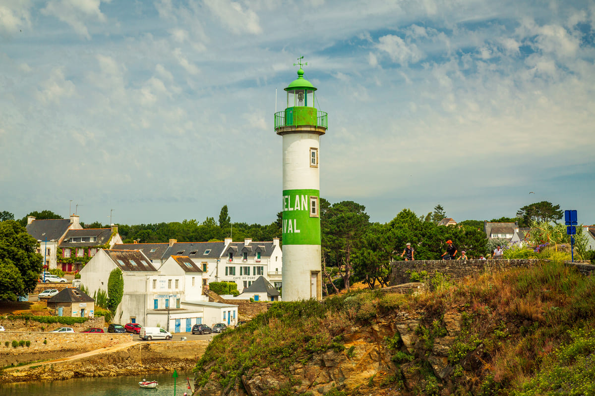 Phare de Doëlan aval perché sur les rochers verdoyants surplombant la mer