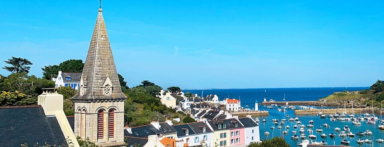 Vue sur le port de Sauzon à Belle-Île-en-Mer avec ses maisons colorées et ses bateaux