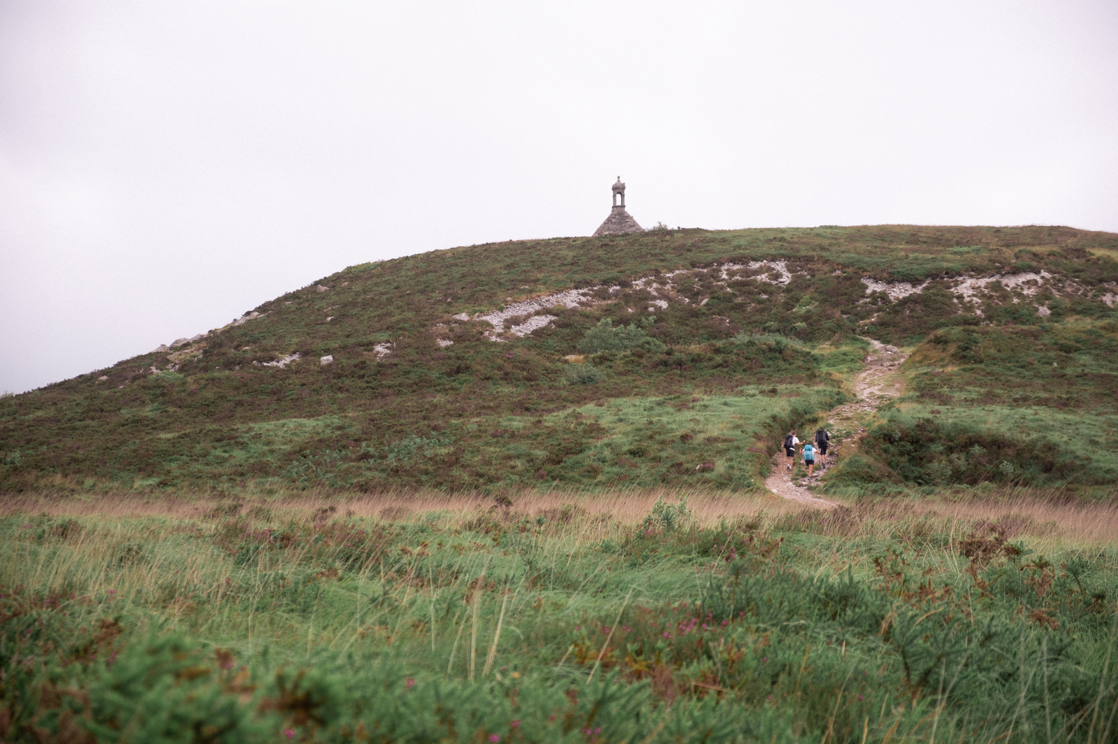 Groupe de randonneurs montant vers un sommet dans les Monts d’Arrée, Finistère.