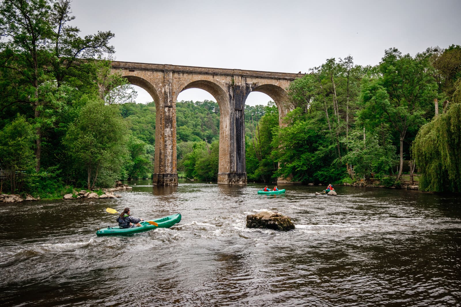 Canoës sous le viaduc de la Lande, sur la rivière Orne en Suisse Normande.