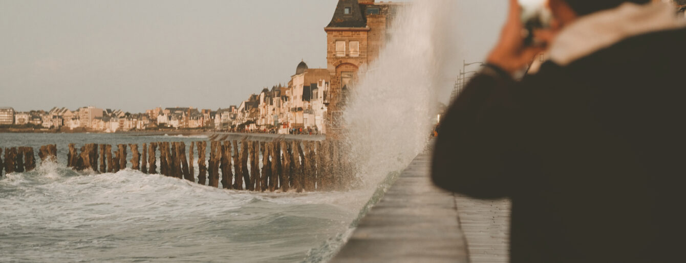 Vue sur les vagues frappant la digue des remparts de Saint-Malo en automne.