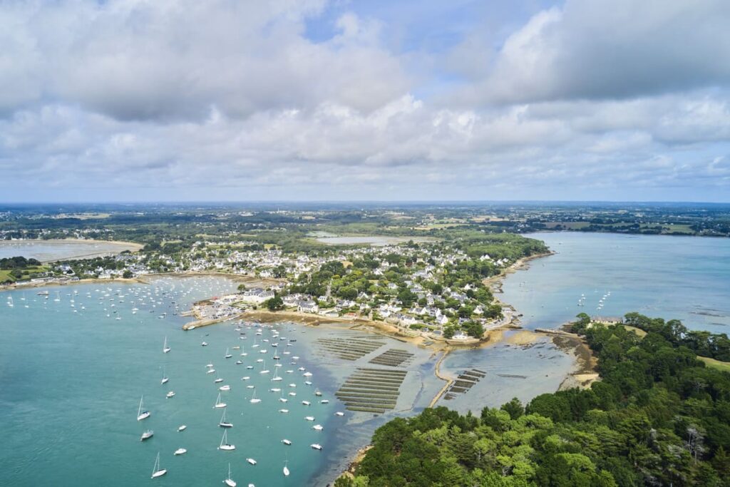 Prise de vue du ciel, le Golfe du Morbihan et ses bateaux