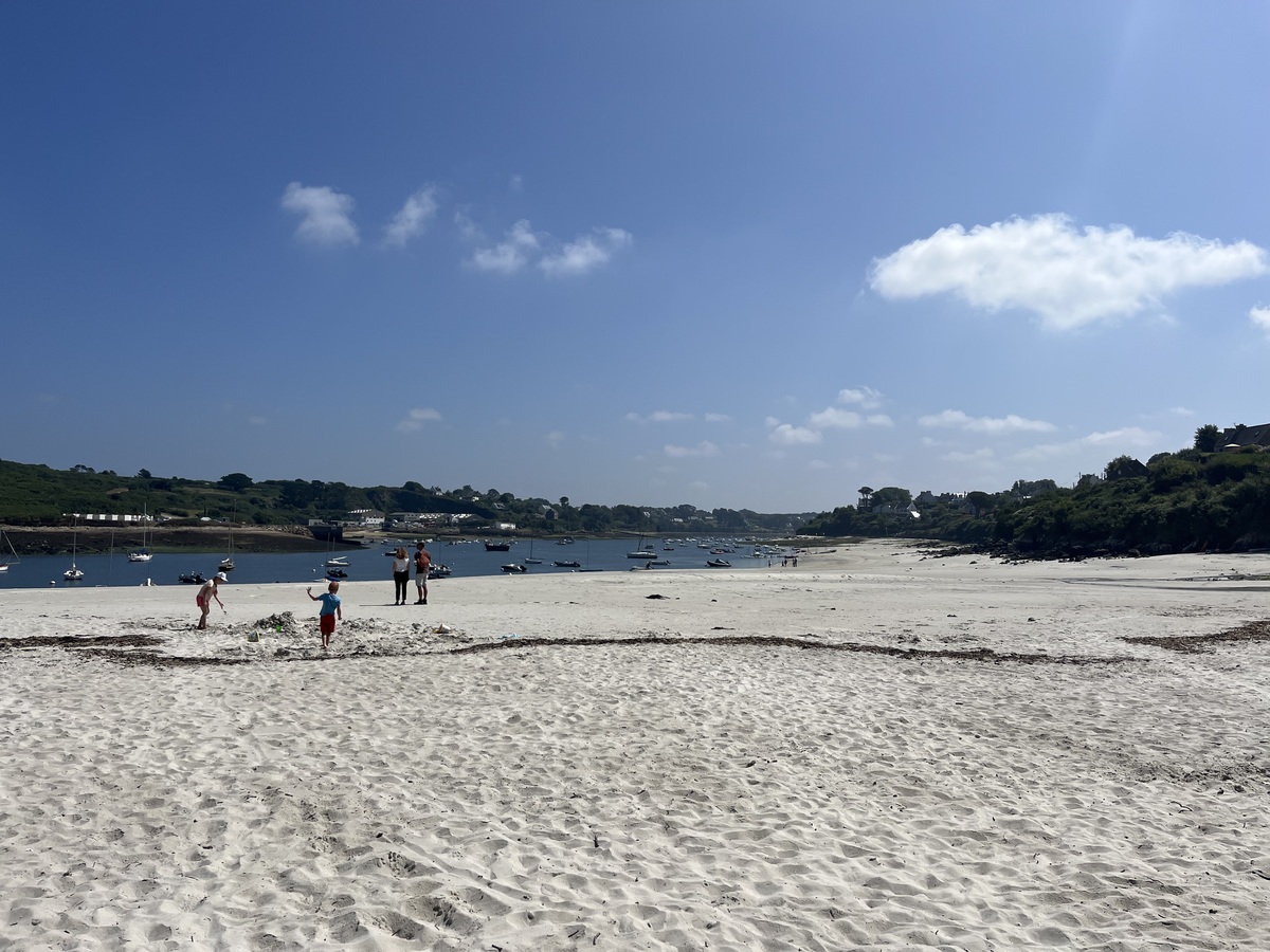 Que faire dans les Abers ? Enfants jouant sur le sable blanc de la plage du Béniguet.