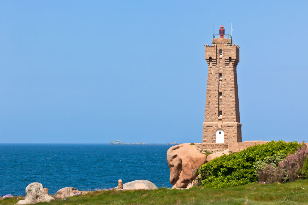Gros plan sur le phare de Mean Ruz en granit rose à Ploumanac’h