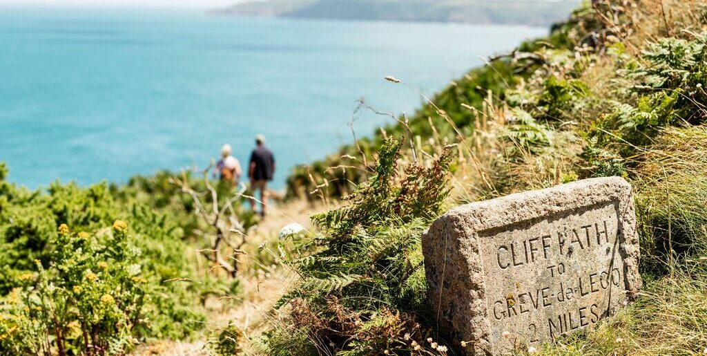 Randonneur à pied à jersey, sur le cliff Path