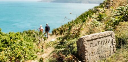 Randonneur à pied à jersey, sur le cliff Path