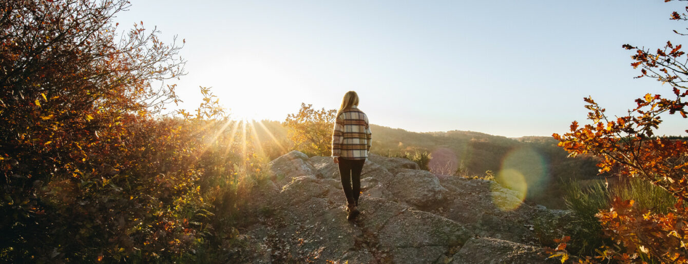 Jeune femme sur le promontoire de la Roche d'Oëtre en Suisse Normande R