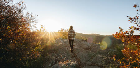 Jeune femme sur le promontoire de la Roche d'Oëtre en Suisse Normande R