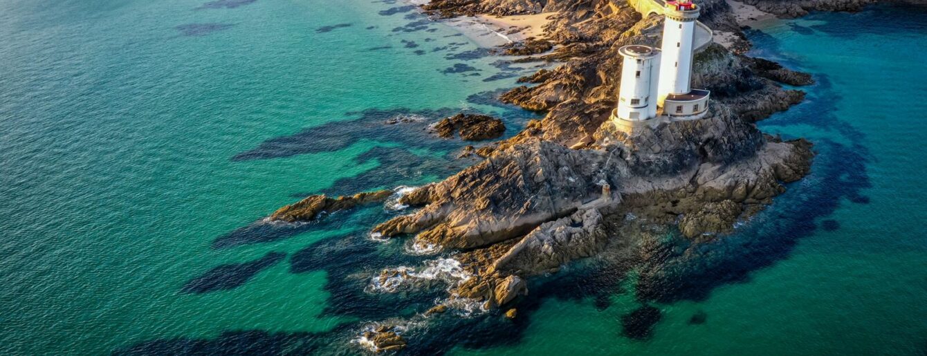 Vue aérienne du phare du Petit Minou à Plouzané, sur la côte bretonne, symbole du voyage sans voiture et de la découverte authentique de l’Ouest.
