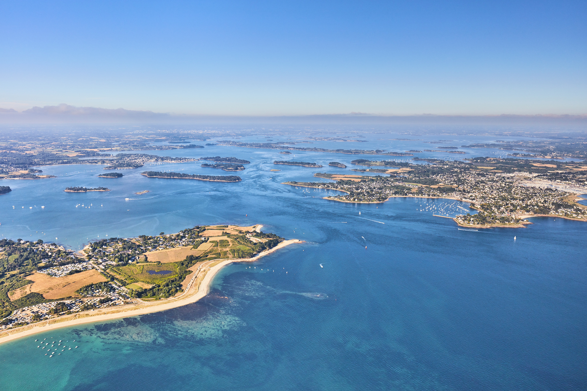Panorama aérien du Golfe du Morbihan et de ses nombreuses îles en Bretagne sud