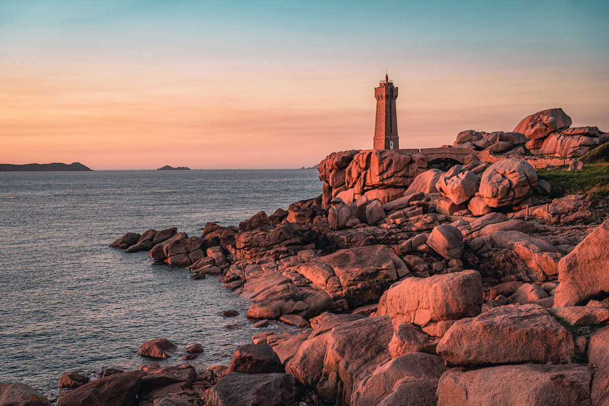 Le phare de Ploumanac’h sur la Côte de Granit Rose illuminé par les couleurs du soir en septembre