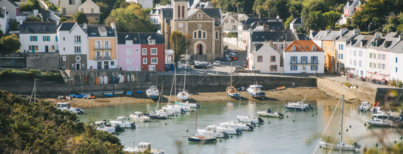 Vue d’ensemble du port de Sauzon et de ses maisons pastel à Belle-Île-en-Mer