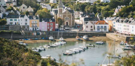 Vue d’ensemble du port de Sauzon et de ses maisons pastel à Belle-Île-en-Mer