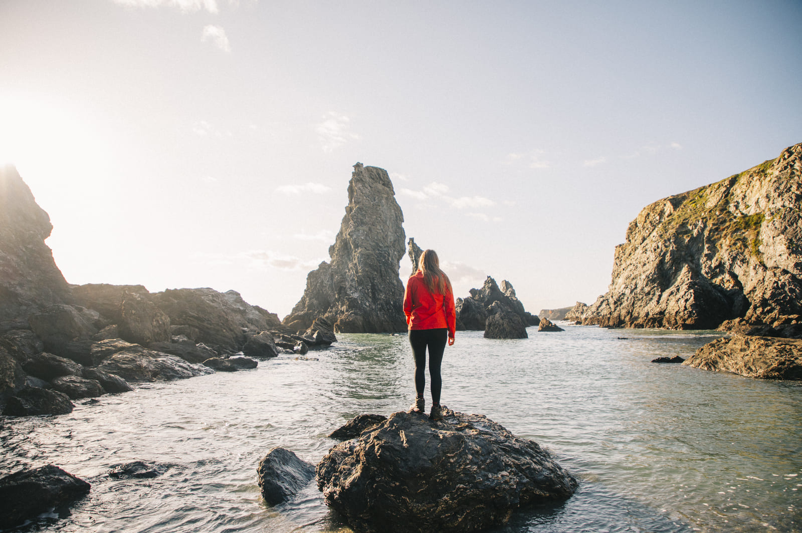 Randonneuse face aux rochers de Port-Coton sur le GR340 à Belle-Île-en-Mer