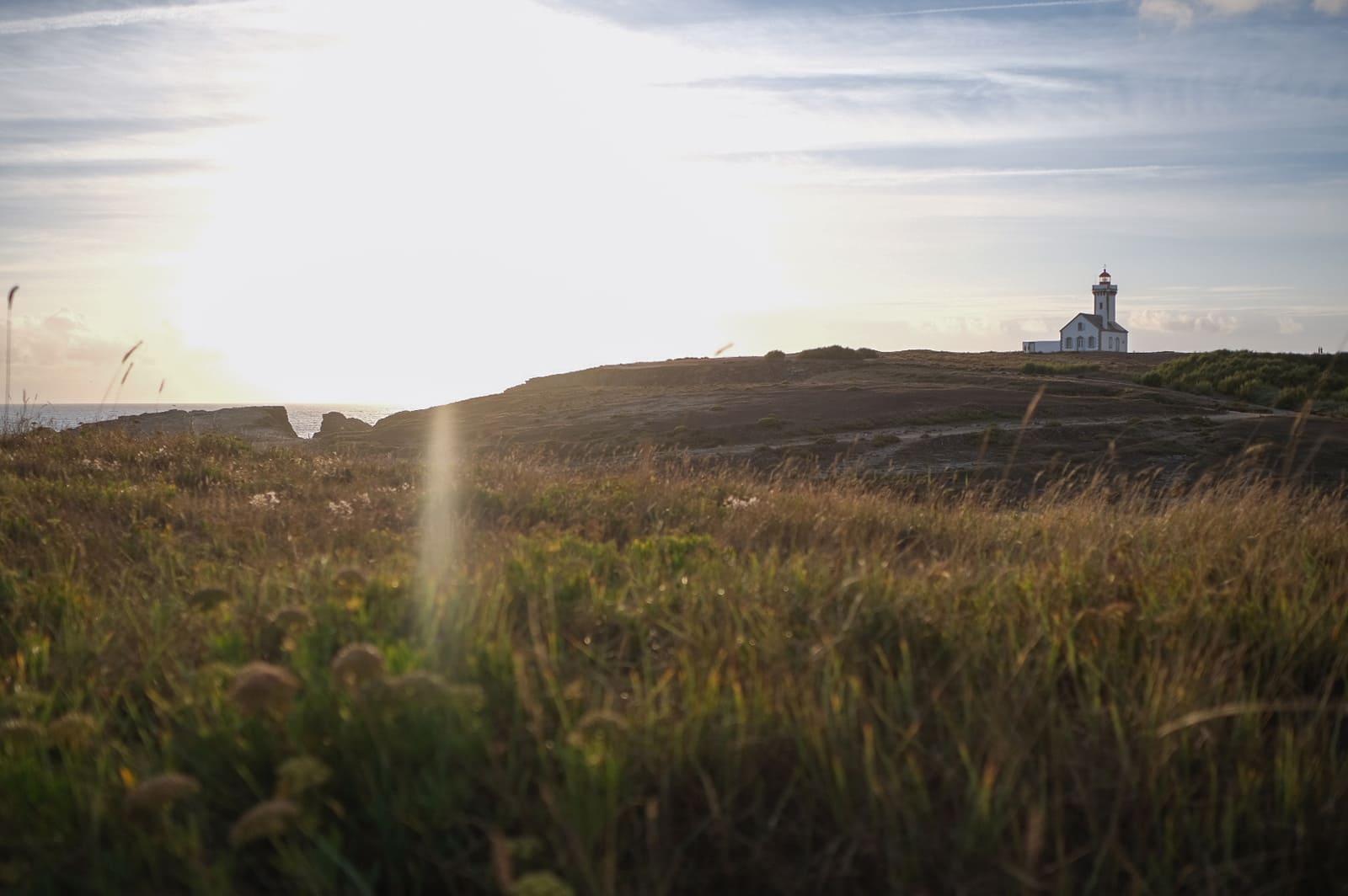 Phare des Poulains à Belle-Île-en-Mer au coucher du soleil, sur le GR340