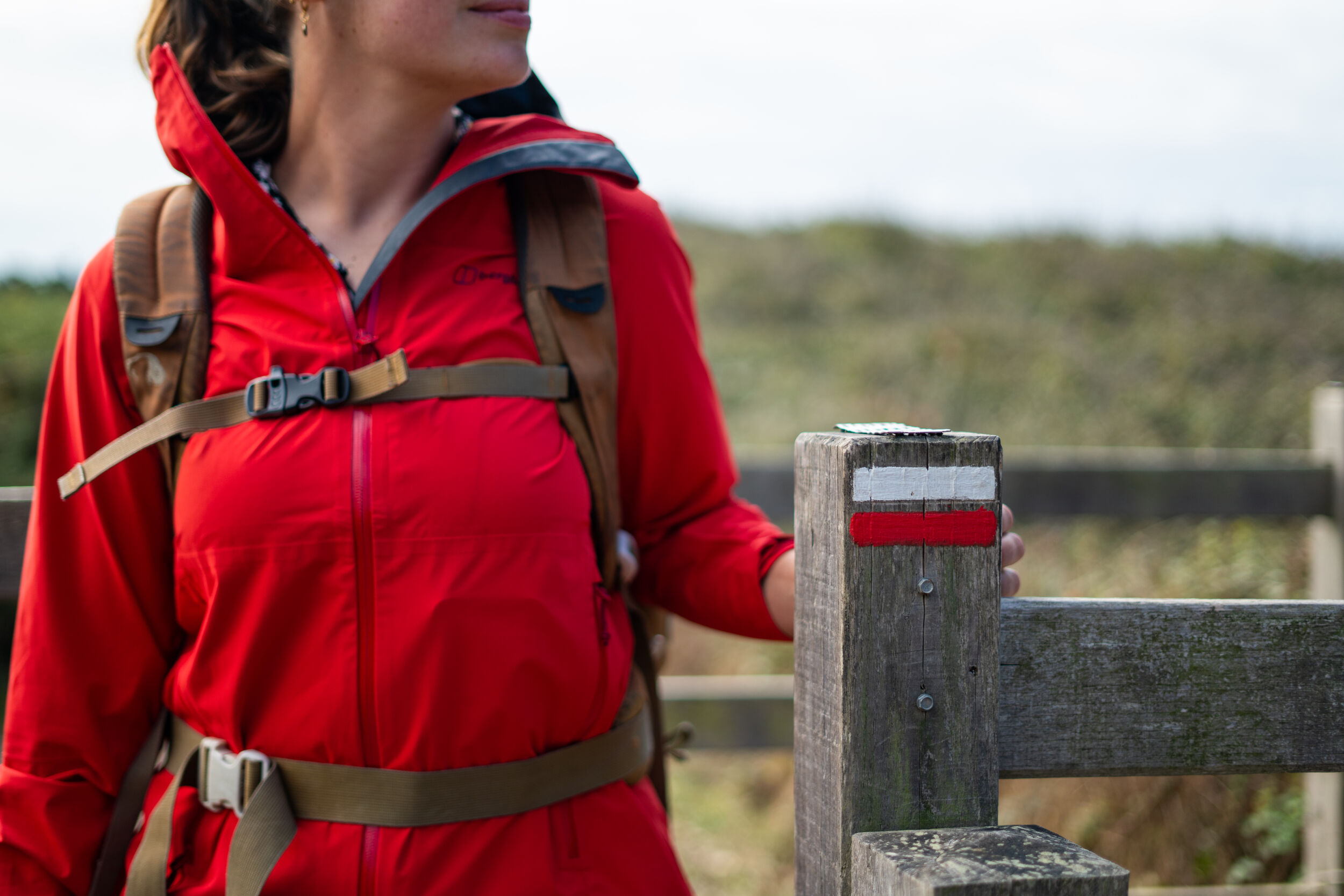 Randonneurs sur un itinéraire écoresponsable en Bretagne