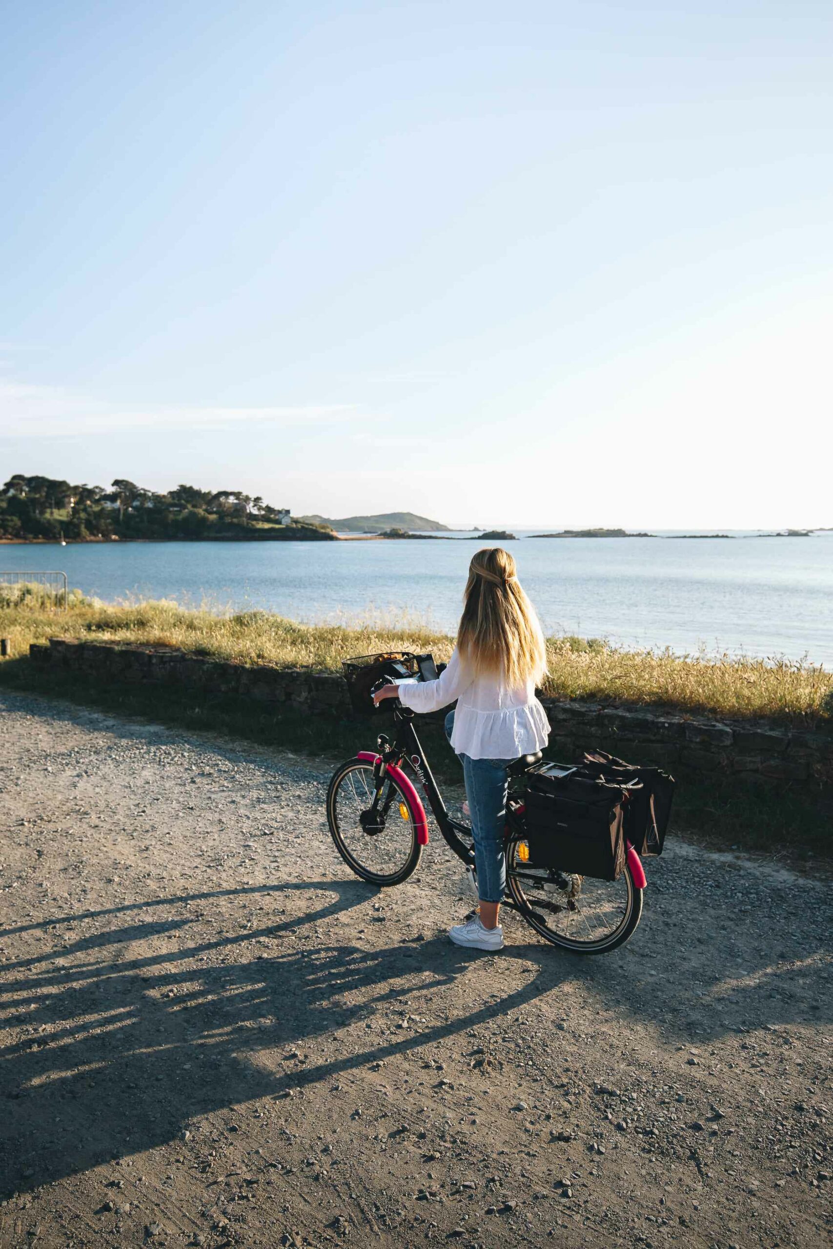 Slow tourisme Bretagne : Randonneuse sur le GR34