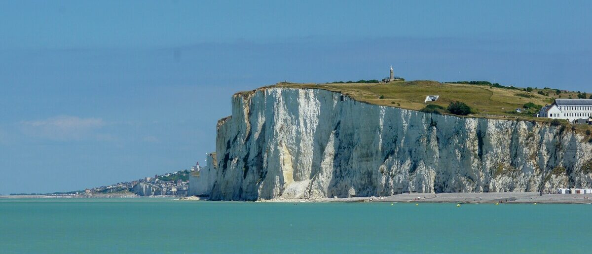 Falaises de craie du Cap Blanc-Nez surplombant la mer turquoise