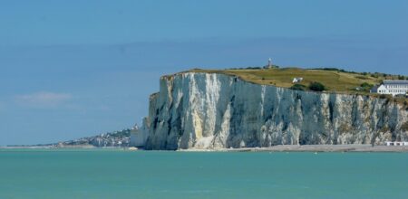 Falaises de craie du Cap Blanc-Nez surplombant la mer turquoise