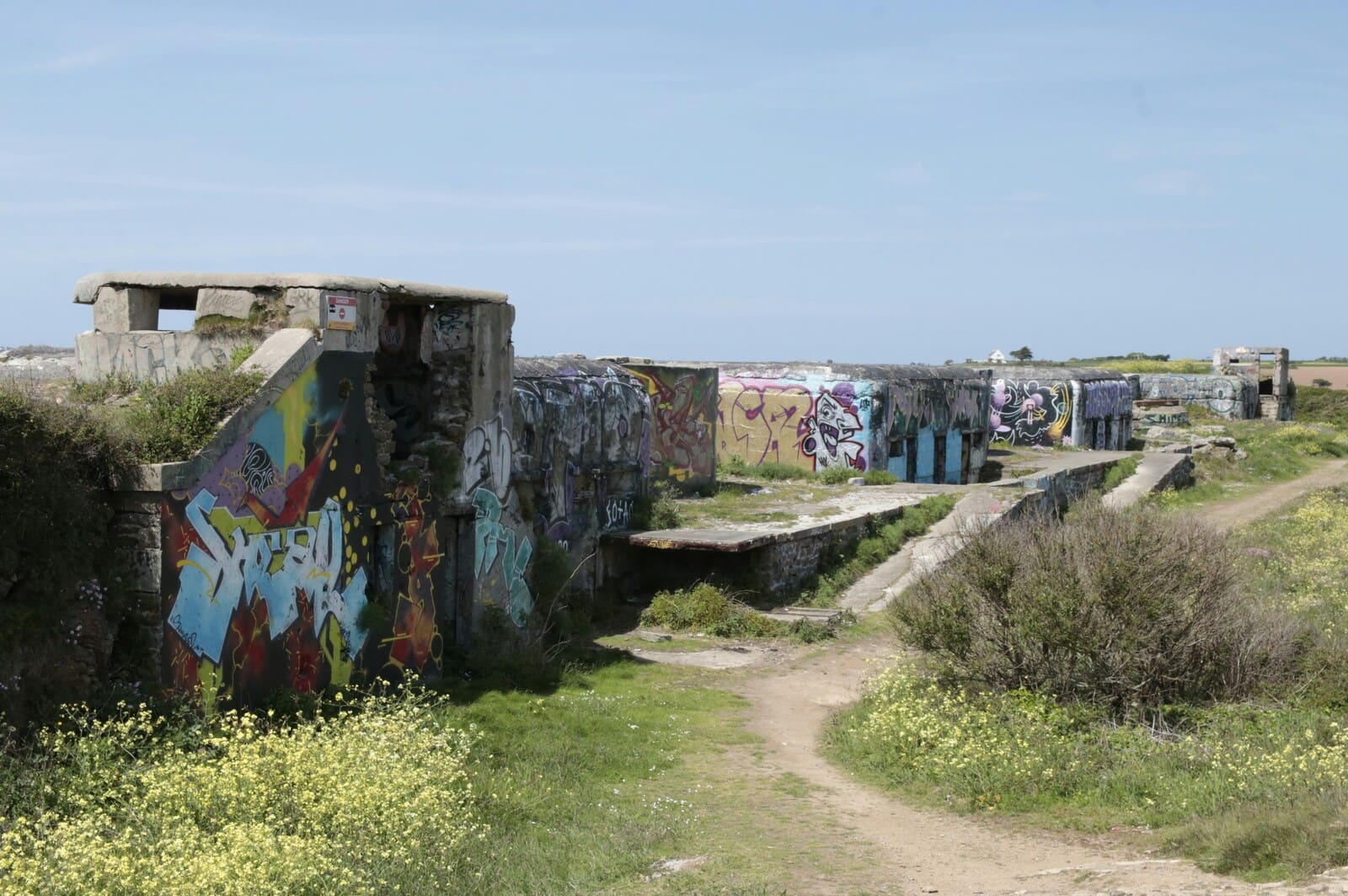 Bunkers graffés de la Seconde Guerre mondiale à Locmaria.