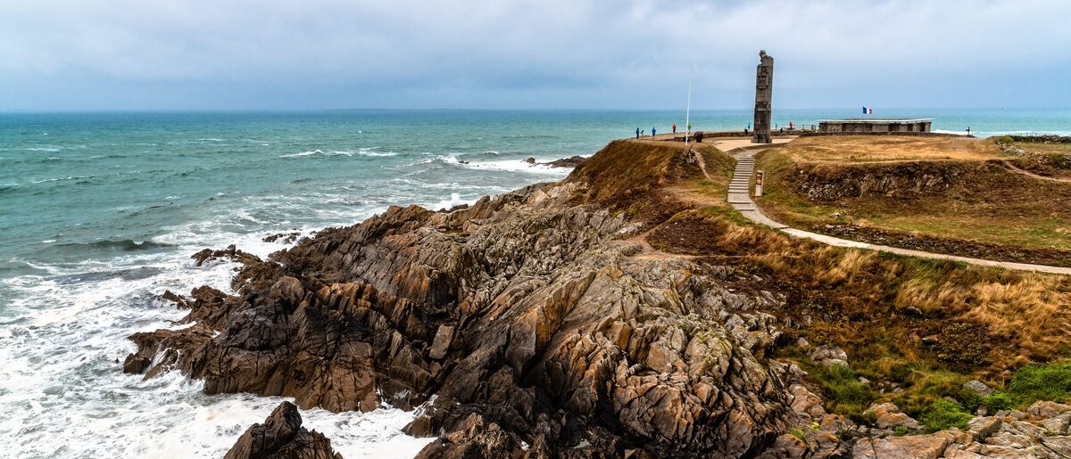 Pointe Saint-Mathieu en Bretagne, falaises rocheuses et vestiges face à l’océan