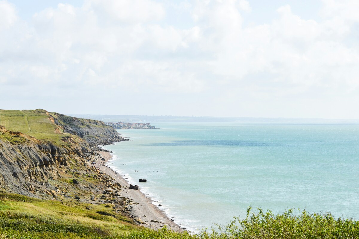 Côte d’Opale entre le Cap Gris-Nez et Wissant, avec les falaises plongeant dans la mer